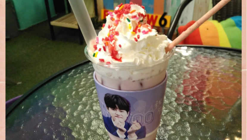 韓国弘大 Rainbow6 레인보우식스 カラフルなワッフルがかわいいカップホルダーイベントカフェ こぐまラテの とりあえず やってみた