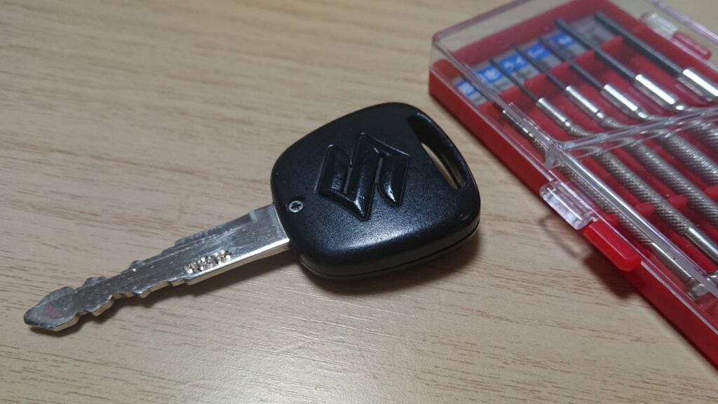 自分で車の鍵の電池を交換する方法 こぐまラテの とりあえず やってみた