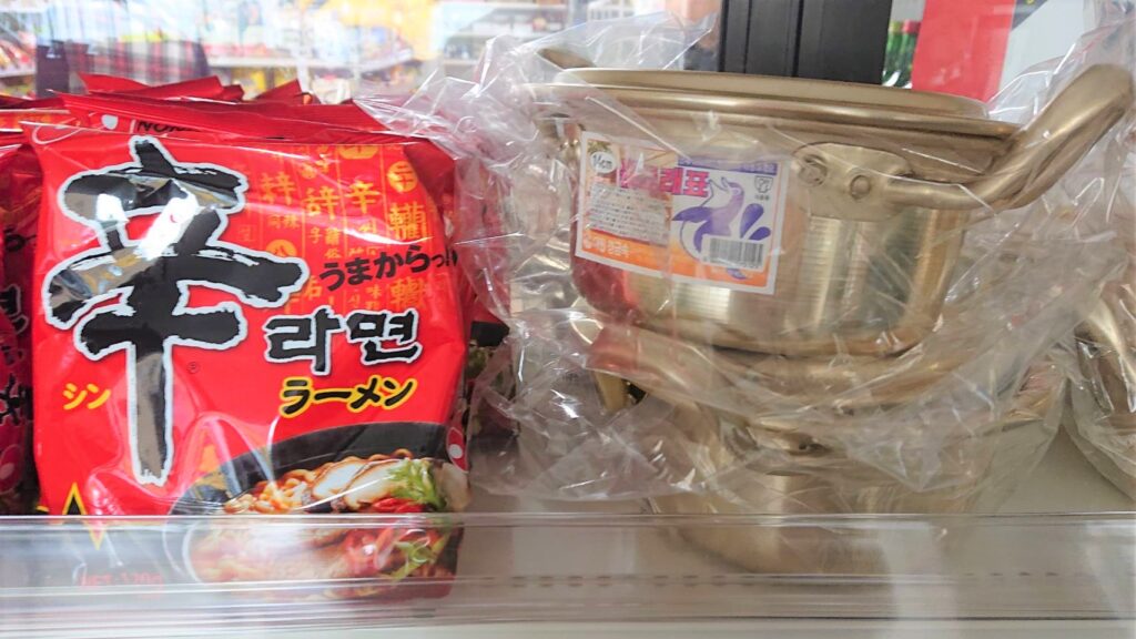 韓国ラーメンの種類が多い 深夜まで営業している名古屋新栄の韓国食品店 韓国特送に行ってきた こぐまラテの とりあえず やってみた